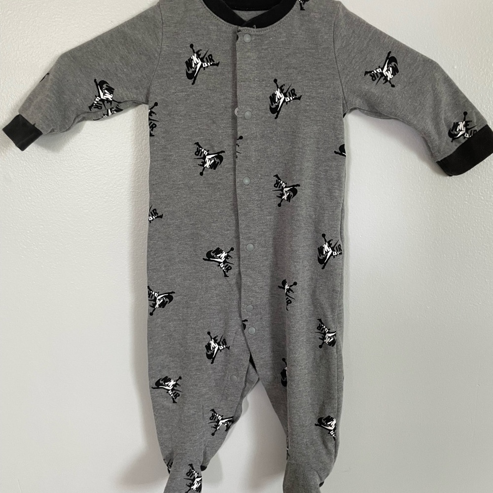 Kids One Piece Footie sleeper size 9 months
Jordan Nike air
